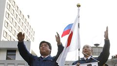 Skupina Japonc splila ruskou vlajku. Kvli sporu o jin Kurily