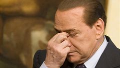 Berlusconi, jeho eny a et letci v Indii