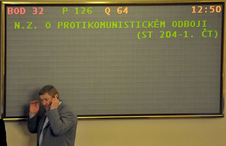Poslanec Miroslav Grebeníek (KSM) telefonuje ve snmovn pi projednávání zákona o protikomunistickém odboji.