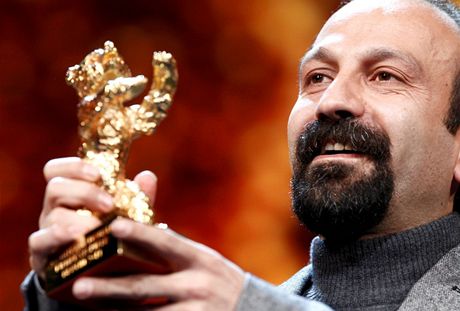 Zlatého medvda pro nejlepí soutní snímek mezinárodního filmového festivalu Berlinale letos získalo íránské drama Jodaeiye Nader az Simin 