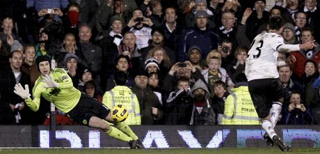 eský branká Chelsea Petr ech chytá penaltu Clinta Dempseyho z Fulhamu