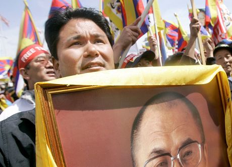 Synovec dalajlamy Digme Norbu (vlevo) pi pochodu za Tibet v roce 2008 v San Francisku.