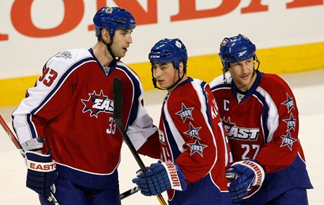 Chára (vlevo) a Kaberle (uprosted) si u spolu zahráli pi All Star Game 2009. Potkají se v dresu Bostonu?
