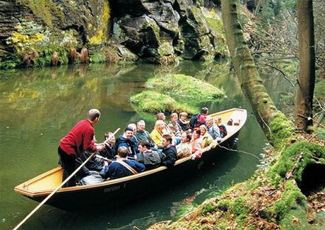 Provozování jízd na lodikách v soutskách Kamenice je hlavní zdroj penz do rozpotu Henska.