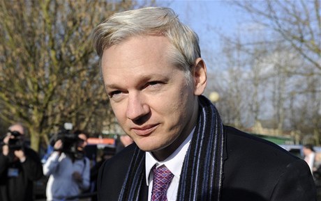 Julian Assange ped soudem v Londýn. 