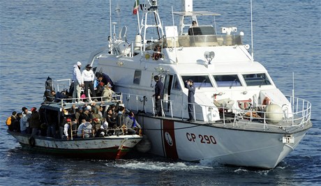 Italský ostrov Lampedusa nezvládá nápor benc ze severní Afriky.