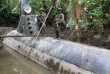 Vojáci kolumbijského námonictva na stee ponorky, která mla paovat kokain do Mexika. 