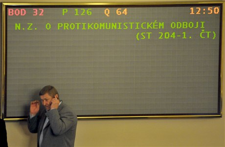 Poslanec Miroslav Grebeníek (KSM) telefonuje ve snmovn pi projednávání zákona o protikomunistickém odboji.