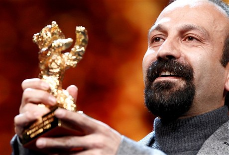 Zlatého medvda pro nejlepí soutní snímek mezinárodního filmového festivalu Berlinale letos získalo íránské drama Jodaeiye Nader az Simin 
