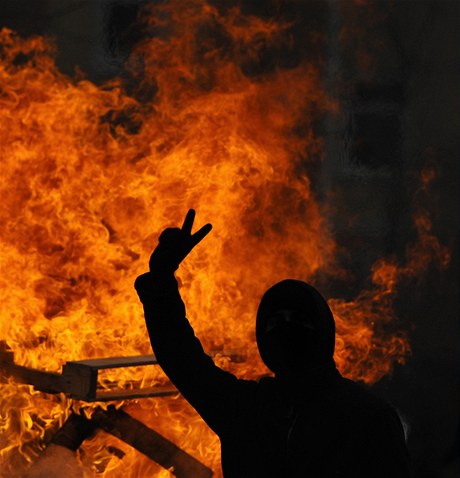 V Dráanech se seli extremisté. Policie musela pouít slzný plyn