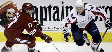 Český hokejista ve službách Phoenixu Radim Vrbata (vlevo) bojuje o puk v zápase NHL s Washingtonem 