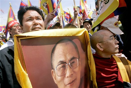Synovec dalajlamy Digme Norbu (vlevo) pi pochodu za Tibet v roce 2008 v San Francisku.