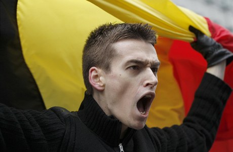 Mladík s belgickou vlajku bhem lednového Pochodu hanby