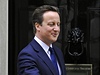 Britský premiér David Cameron ped svým sídlem na londýnské Downing Street