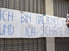 Jsem Ital/ka a je mi hanba. Ped italskou ambasádou v Curychu se také demonstrovalo za odstoupení Berlusconiho z úadu italského premiéra. 