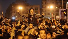 Demonstranti v Egypt� slaví