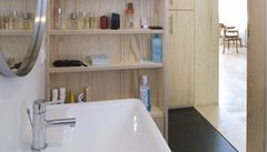 I v koupeln� najdeme st�nu z p�ekli�ky