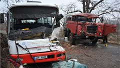 Autobus MHD se srazil s nklakem, osm zrannch