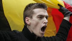 Mladík s belgickou vlajku bhem lednového Pochodu hanby