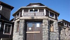 Legendární Petrova bouda v Krkonoších chátrá. Za rok spadne