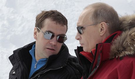 Rutí lídi. Souasný prezident Medvedv (vlevo) a bývalý prezident, dnes premiér Putin spolu vyrazili na lye.