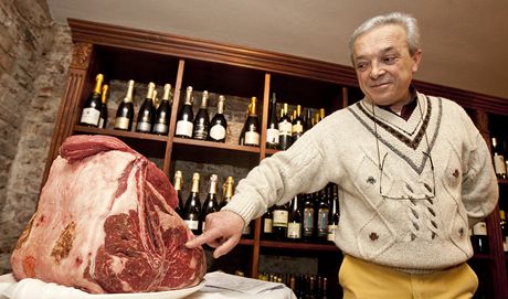 Chovatel plemene skotu Marchigiana Domenico Celli pi prezentaci v restauraci La Finestra 