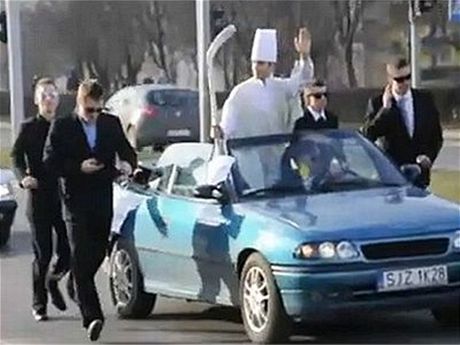 Poltí stedokoláci parodovali papee