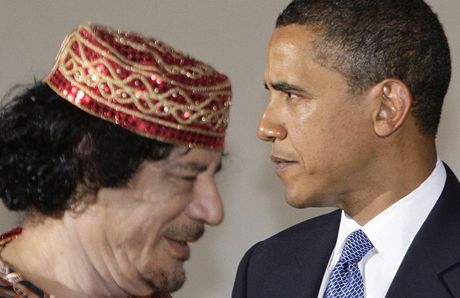 Libyjský vdce Muammar Kaddáfí a americký prezident Barack Obama. 