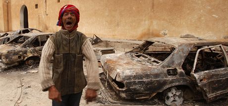 Libyjec ped ohoelými auty v Tobruku