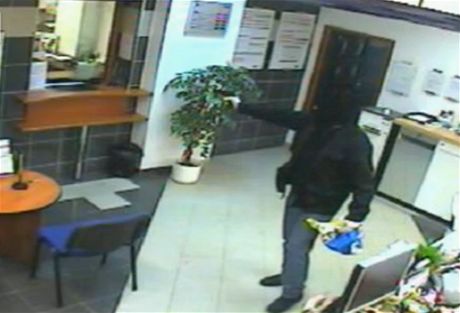 Ozbrojený zlodj vykradl banku v Krupce.
