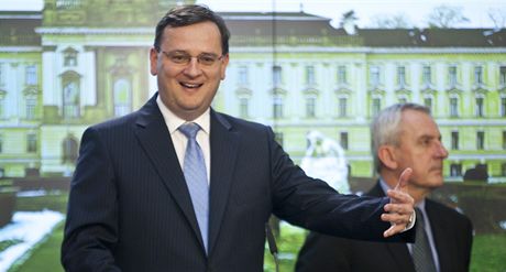 Rozveselený premiér Petr Neas (ODS), v pozdají ministr zdravotniství Leo Heger (TOP 09).