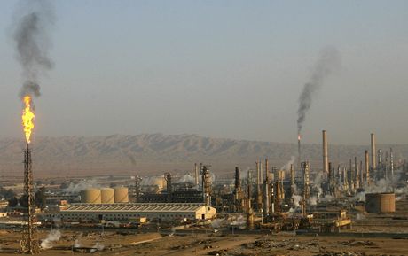 Jedna z nejvtích iráckých ropných rafinerií v Bajdí (ilustraní fotografie).