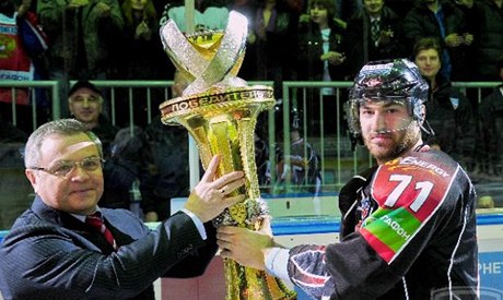 Kaljužnij s trofejí pro nejlepší tým základní části KHL.