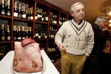 Chovatel plemene skotu Marchigiana Domenico Celli pi prezentaci v restauraci La Finestra 