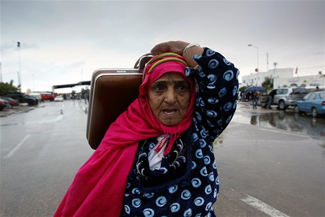 ena tuniské národnosti prchá z Libye