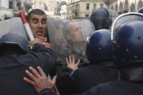 Protesty v Alírsku (19. února)