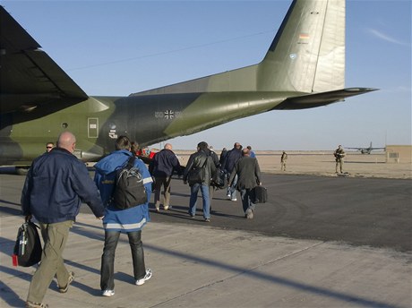 Evakuace cizinc letounem nmeckého Bundeswehru.