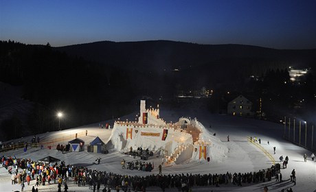Dobývání sněhového hradu v rámci Harrachstejnských slavností v Harrachově.