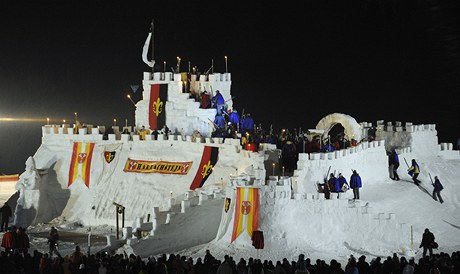 Dobývání sněhového hradu v rámci Harrachstejnských slavností v Harrachově. 