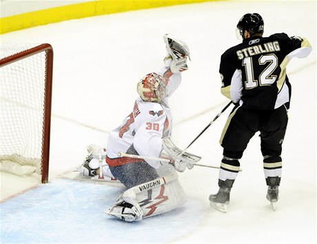 eský branká Michal Neuvirth vychytal dalí nulu v NHL, kdy svému týmu Washington Capitals pomohl k vítzství nad Pittsburghem  