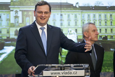 Rozveselený premiér Petr Nečas (ODS), v pozdají ministr zdravotniství Leoš Heger (TOP 09).
