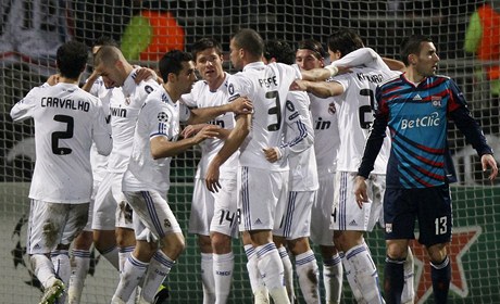 Lyon - Real Madrid (hráči Realu oslavují)