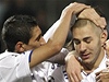 Karim Benzema v objetí spoluhrá.