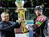 Kaljunij s trofejí pro nejlepí tým základní ásti KHL.