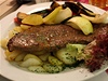Hovzí steak s grilovanou zeleninou a opékanými brambory