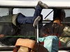 Lidé se snaí dostat pry z uprchlického tábora na libyjsko-tuniské hranici. 
