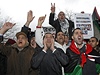 Mui protestují proti Kaddafímu ped libyjskou ambasádou v Londýn.