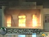 Sídlo lokální vlády v libyjském mst Al-Bajdá, které demonstranti zapálili v nedli (snímek pochází ze zábr libyjské státní televize).