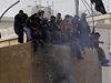 Libyjtí demonstranti na stee vypálené policejní stanici v Tobruku