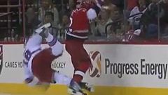 Eric Staal bourá mlad�ího bratra Marka.